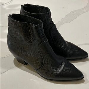 L'INTERVALLE Black Ankle Boots with Pointed Toe and Low Block Heel